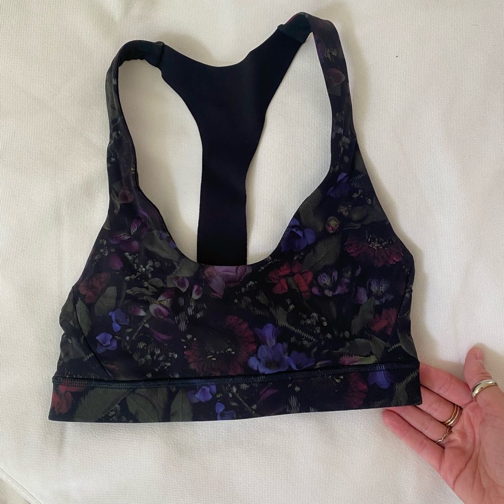 Lululemon Sports Bra (Size 4) Luxtreme material. In amazing condition!
